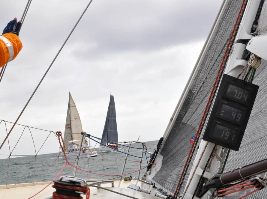 Vela mayor cazada navegando de ceñida