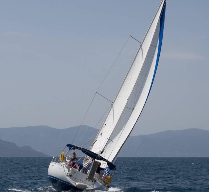 Velero escorado navegando en alta mar