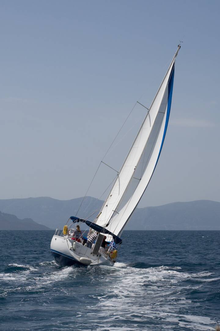 Velero escorado navegando en alta mar
