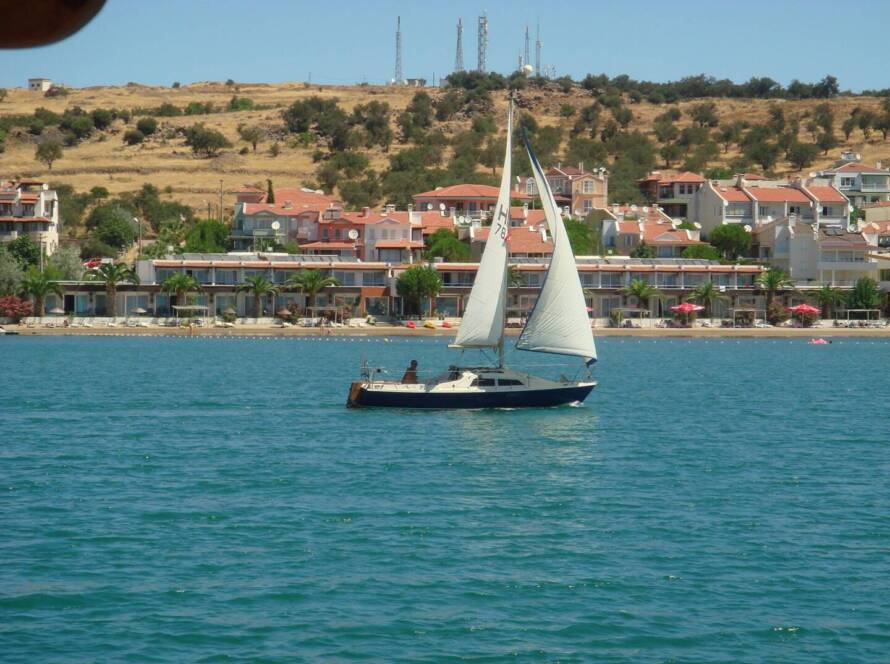 Pequeño velero navegando cerca de la costa